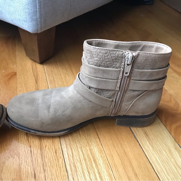 Roxy size 6 “Alamo” women’s short bootie in light tan, one inch heel 1” in VGUC - Picture 2 of 13